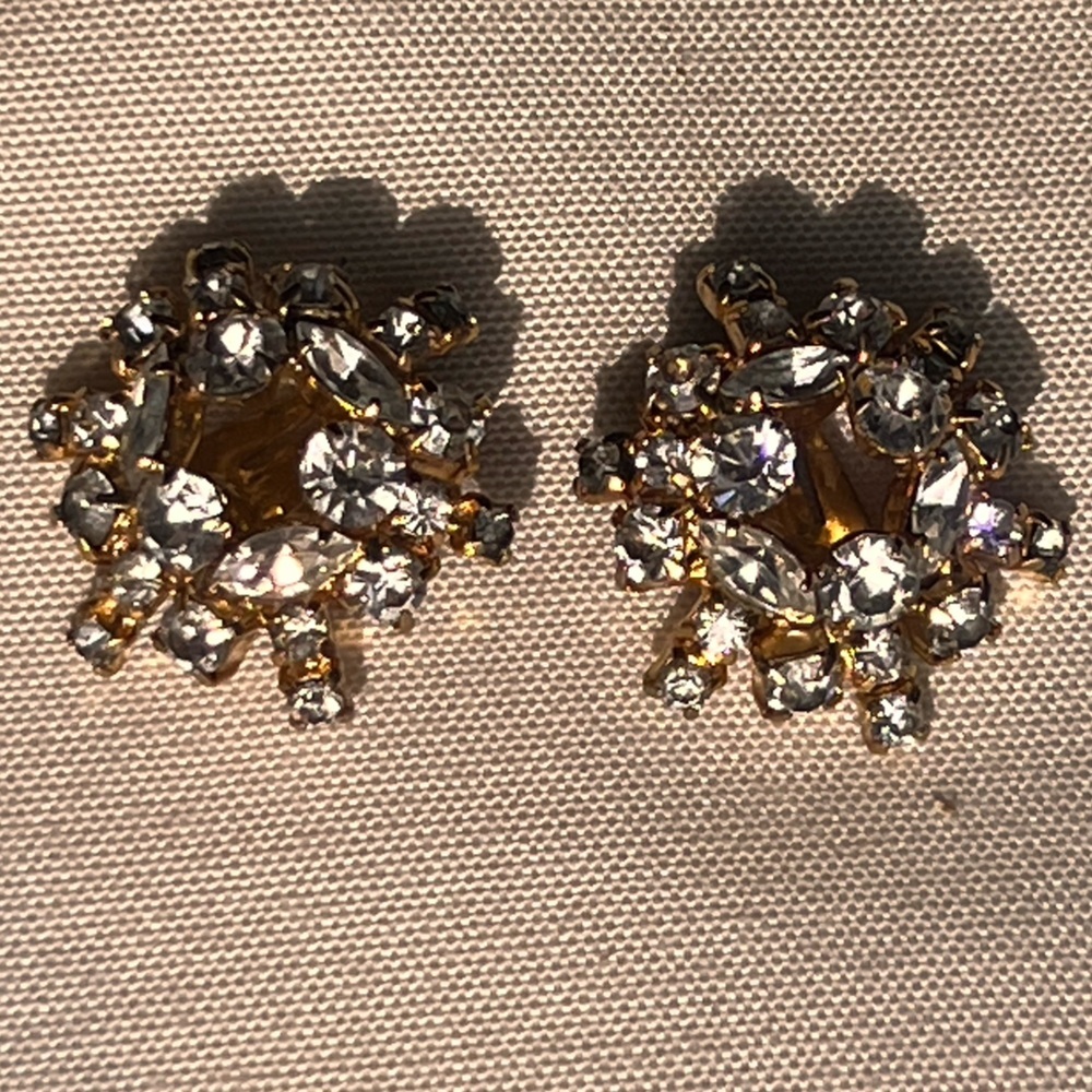 Kramer New York 1950s Gold Plated Brass Filagree Earrings With Rhinestone 88$